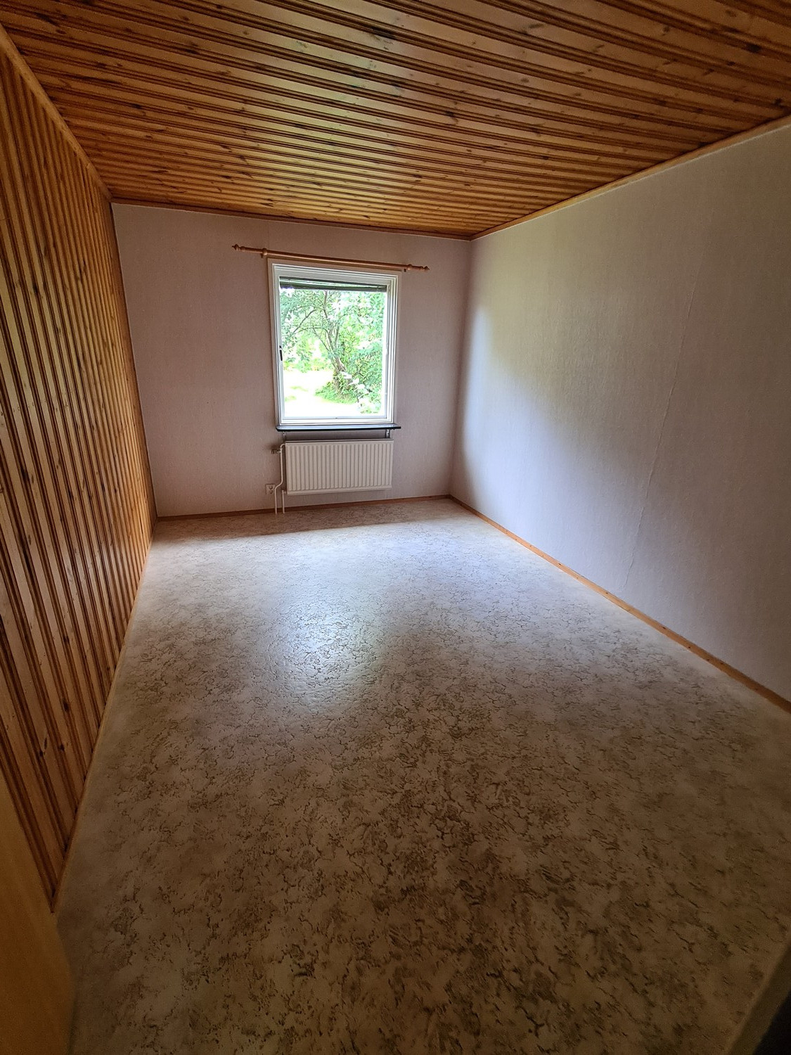 Högsby – Schlafzimmer mit Einbauschrank — Bild 1